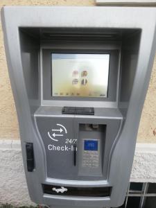 een pinautomaat met een check-in scherm bij Gastehaus Heigeleshof in Ulm