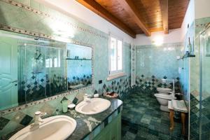 a bathroom with two sinks and a toilet at Villa Mari in Montagnana