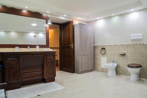 A bathroom at Domus Ugo Még 37 kép