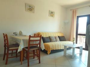 a living room with a couch and a table at Apartmani Roić in Stari Grad
