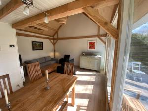 - un salon avec une table et un canapé dans l'établissement Garden find zandvoort, à Bentveld