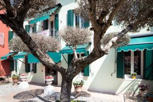 a tree in front of a building at Villa Mari in Montagnana