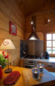 Ett kök eller pentry på Cosy Chalet 50m du lac, une exclusivité LLA Selections by Location Lac Annecy