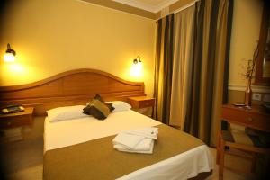 Un pat sau paturi într-o cameră la Soreda Hotel