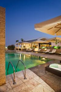 Novotel Suites Mall Avenue Dubai tesisinde veya buraya yakın yüzme havuzu