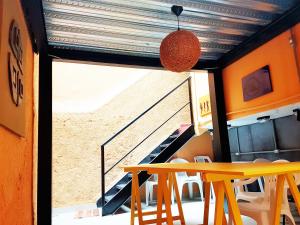 een eetkamer met een tafel en een raam bij Rio Guesthouse - Um quarteirão da Praia de Copacabana in Copacabana