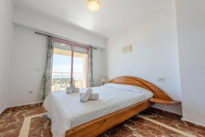 a bedroom with a bed with two towels on it at Apartamentos Nuevo México C 142 in Calpe