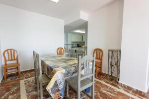 a dining room with a table and chairs at Apartamentos Nuevo México C 142 in Calpe