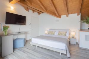 Ένα ή περισσότερα κρεβάτια σε δωμάτιο στο Dream Lake Apartments Lake View - private beach by Rent All Como