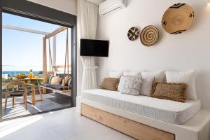 Televiisor ja/või meelelahutuskeskus majutusasutuses Pefkos Allure Luxury Suites with Jacuzzi in the heart of Pefkos!!!