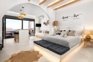 Voodi või voodid majutusasutuse Pefkos Allure Luxury Suites with Jacuzzi in the heart of Pefkos!!! toas
