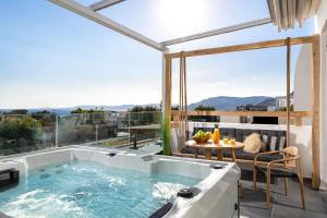 Bazén v ubytování Pefkos Allure Luxury Suites with Jacuzzi in the heart of Pefkos!!! nebo v jeho okolí