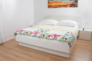 Posteľ alebo postele v izbe v ubytovaní Unforgettable sea view apartments Bakota + 36 fotografií