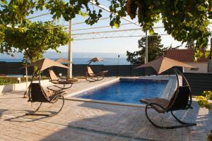 Bazén v ubytovaní Unforgettable sea view apartments Bakota alebo v jeho blízkosti