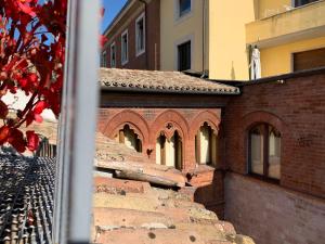 vistas a un edificio de ladrillo con ventanas en Affittacamere Arco Polinori, en Foligno