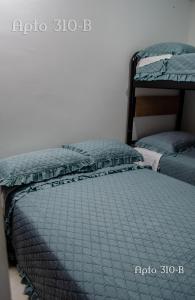 - 2 lits jumeaux dans une chambre adjacente dans l'établissement GUADUALES DEL CAFÉ, hermoso apartamento 310B en el Eje Cafetero, à Montenegro