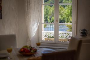 ein Fenster mit einer Schale Obst und einer Schale Saft in der Unterkunft Les Magnolias in Lalinde