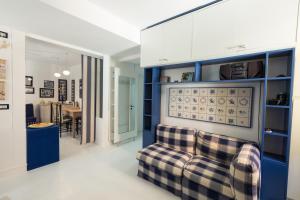 ヴェネツィアにあるBlueYellow home in Cannaregio Air conditioning WiFiのリビングルーム(ソファ付)、ダイニングルーム