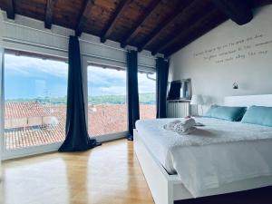 A bed or beds in a room at La casa di Angelina
