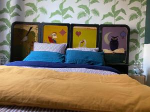 Un dormitorio con una cama con almohadas azules. en Le 4B - Le Tiki, en Rouen