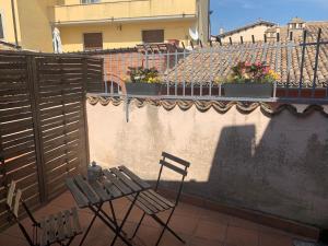 a patio with a table and chairs on a balcony at Affittacamere Arco Polinori in Foligno