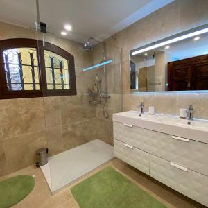 bagno con lavandino e specchio di Guest House Encantada a Nîmes