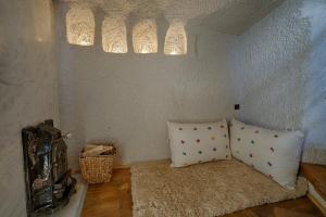 Voodi või voodid majutusasutuse Artemis Cave Suites & Spa- Adults Only toas