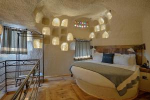Voodi või voodid majutusasutuse Artemis Cave Suites & Spa- Adults Only toas