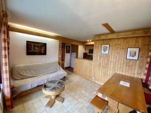 Un dormitorio con una cama y una mesa. en Le Courtis au Bourjaillet, en Notre-Dame-de-Bellecombe