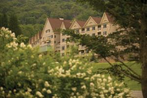 un gran edificio en medio de un campo con árboles en Club Wyndham Bentley Brook en Hancock