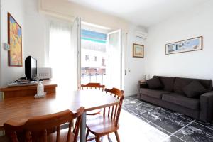 ein Wohnzimmer mit einem Tisch und einem Sofa in der Unterkunft La casa di Irene in Levanto
