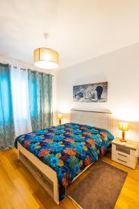 sypialnia z dużym łóżkiem i kolorowym kocem w obiekcie Sun and Sea I w Caniço