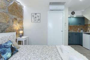 Un pat sau paturi într-o cameră la OportoHost Cozy Studios