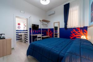 una camera con letto blu e scrivania di Bianco Latte a Gragnano
