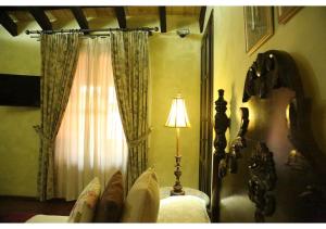 Televízia a/alebo spoločenská miestnosť v ubytovaní La Casona de Calderón Gastronomic & Boutique Hotel