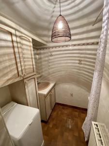 ein kleines Zimmer mit einem Waschbecken und einem Zimmer mit einem Kühlschrank. in der Unterkunft Le Courtis au Bourjaillet in Notre-Dame-de-Bellecombe