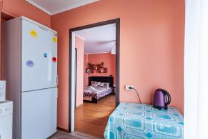 莫斯科的住宿－梅尼科瓦越橘無產階級公寓，带冰箱的客房和1间带1张床的卧室
