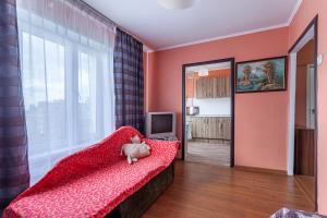 莫斯科的住宿－梅尼科瓦越橘無產階級公寓，一间卧室,配有一张红色的床,上面有泰迪熊