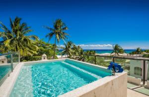 Piscina en o cerca de Luxury Villa steps to the beach