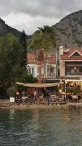 ein Haus am Ufer eines Wasserkörpers in der Unterkunft Göcekinn in Göcek