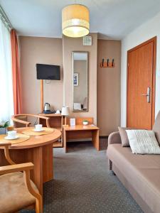 een woonkamer met een bank en een tafel bij RB Rooms&Apartments in Bydgoszcz