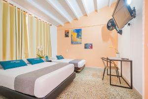 Televisyen dan/atau pusat hiburan di Casa de Pinos Hotel