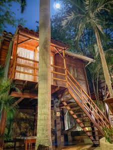 塔瑪琳的住宿－The Beach Bungalows - Yoga and Surf House - Adults Only，棕榈树中间的树屋