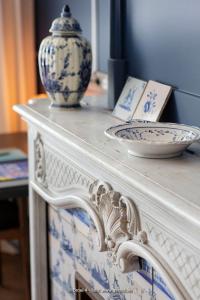 Broel4 في كورتريك: طاولة زرقاء وبيضاء عليها مزهرية