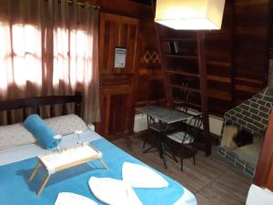 Villa Valentina chalés com lareira e churrasqueira客房内的一张或多张床位