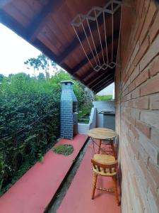 Villa Valentina chalés com lareira e churrasqueira的阳台或露台