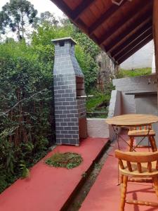 Villa Valentina chalés com lareira e churrasqueira外面的花园