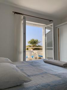een slaapkamer met een bed en uitzicht op de oceaan bij Apartmani Marko in Lun