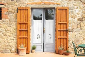 an open door of a building with a table and chairs at Il Piratello - Agriturismo Baldeschi in Tuoro sul Trasimeno