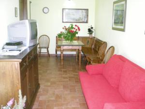 a living room with a red couch and a table at Casa Vacanze Miravalle in Minucciano